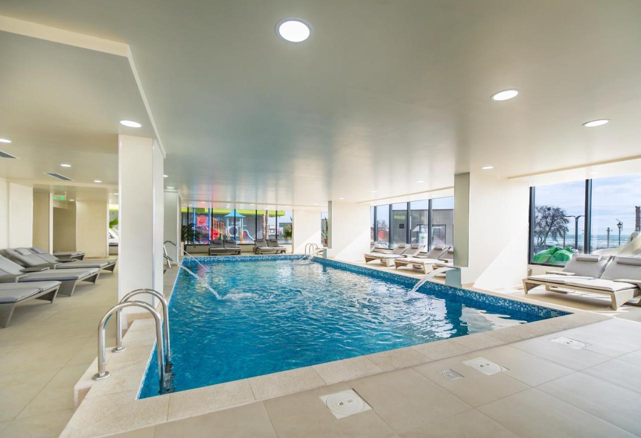 Seastar Apartment - Spa N Pools Beach Resort Mamaia Exteriör bild
